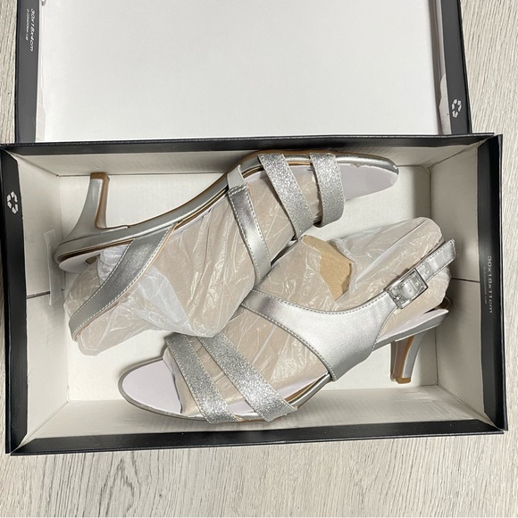 ❌SOLD❌NATURALIZER Women’s Brenta Heeled Open Toe Sandals Size 8 Silver - Picture 3 of 8